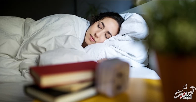 چرا به پهلو خوابیدن برای پوست شما خطرناک است؟